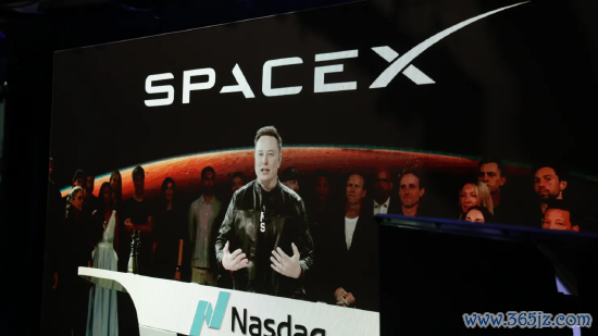 2026 年 6 月 12 日，好意思国纽约纳斯达克交往中心，SpaceX 崇拜挂牌上市庆典运行前，大屏幕良友播放身处得克萨斯州星舰基地总部的 SpaceX 首席实际官埃隆・马斯克发言画面。